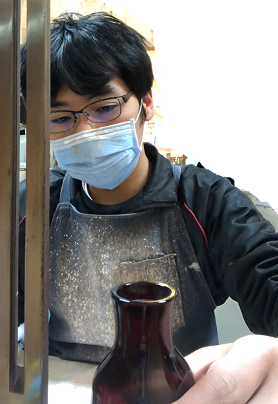 卓越したカッティング技術を持つ本物の実力派となった有名な切子職人斉藤光氏の修業時代。江戸切子職人として割付の作業を行っている。