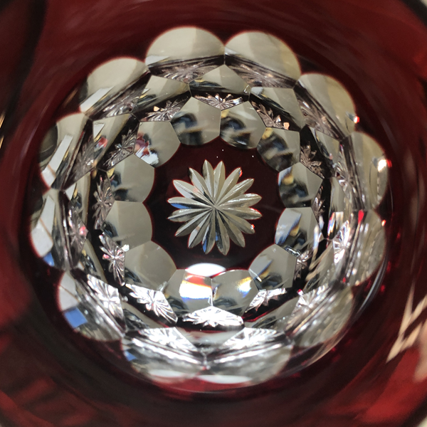 ぐいのみ・亀甲、赤、手磨き、切子、伝統的な手法