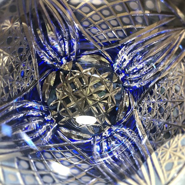玉矢来と菊籠目天開ロックグラスを上から見た時のライトアップ無しの写真です。