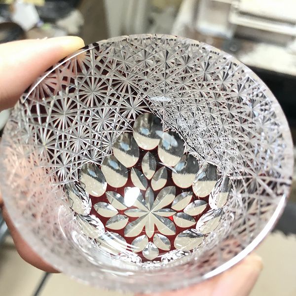 ぐいのみ、切子、創作、菊繋ぎ、弐首菊繋ぎ、贈り物、プレゼント、和酒器、おちょこ、江戸切子の伝統的な技法、伝統的、切子作家