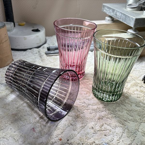 欄間タンブラー青紫と金赤と緑の完成時の写真。