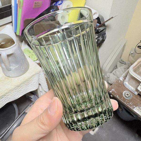 竹林タンブラー緑手に持った時の正面から見た時の写真。