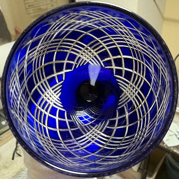 四つ矢来ワイングラスを上からのぞいた時の写真。